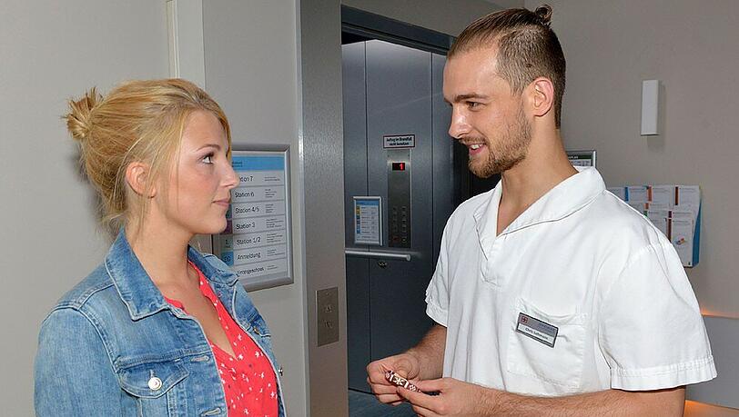 "GZSZ": Nachdem Lilly nicht zum Medizinstudium zugelassen wurde, ist es ausgerechnet Chris, der sie wieder aufbauen kann. "GZSZ": Nachdem Lilly nicht zum Medizinstudium zugelassen wurde, ist es ausgerechnet Chris, der sie wieder aufbauen kann.