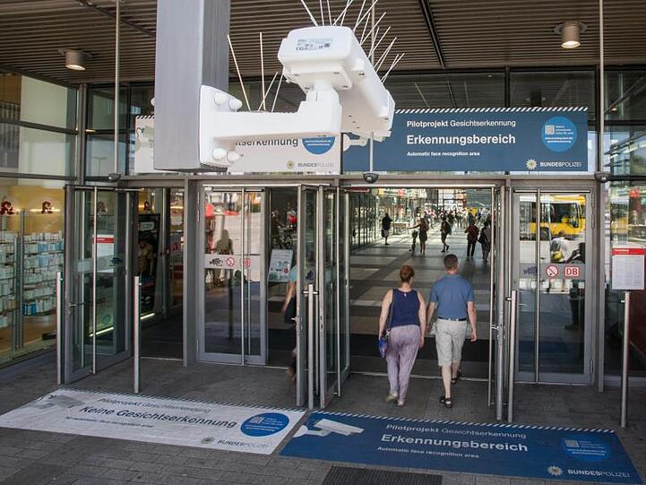 Bodenaufkleber weisen im Berliner Bahnhof Südkreuz während einer Testphase auf Bereiche zur Gesichtserkennung hin.