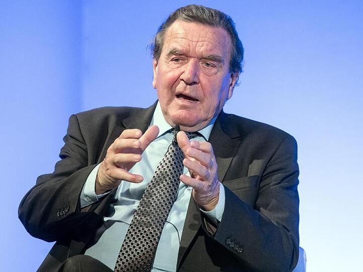 Schröder hält Nahles offensichtlich nicht für fähig, die Kanzlerkandidatur für die SPD zu übernehmen.