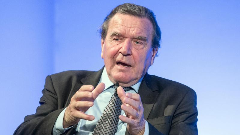 Schröder hält Nahles offensichtlich nicht für fähig, die Kanzlerkandidatur für die SPD zu übernehmen. Schröder hält Nahles offensichtlich nicht für fähig, die Kanzlerkandidatur für die SPD zu übernehmen.