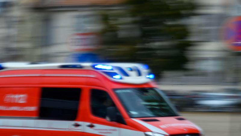 Ein Rettungsfahrzeug fährt mit Blaulicht über eine Straße. Foto: Jens Büttner/zb/dpa/Symbolbild Ein Rettungsfahrzeug fährt mit Blaulicht über eine Straße. Foto: Jens Büttner/zb/dpa/Symbolbild