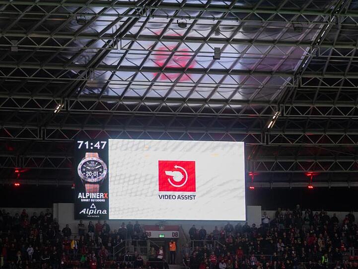 Der Videobeweis spaltet die Fußball-Welt weiter.