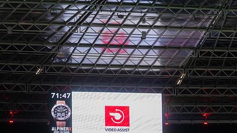Der Videobeweis spaltet die Fußball-Welt weiter.