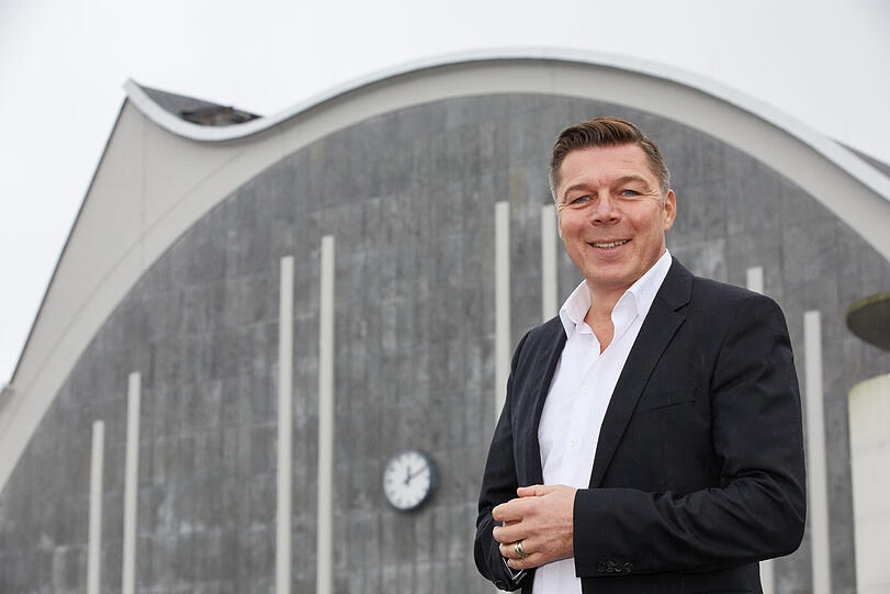 Maik Klokow vor dem Mehr! Theater am Großmarkt.