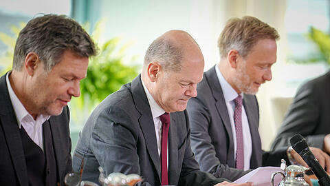 Sollen handeln: Wirtschaftsminister Robert Habeck (Grüne, v.l.), Kanzler Olaf Scholz (SPD) und Finanzminister Christian Lindner (FDP).