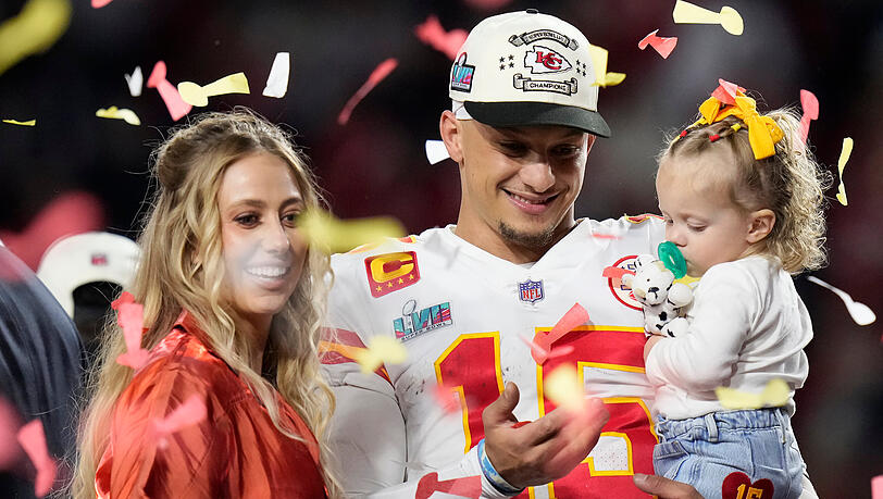 Chiefs-Quarterback Patrick Mahomes feiert mit seiner Frau Brittany (l.) und Tochter Sterling Skye.