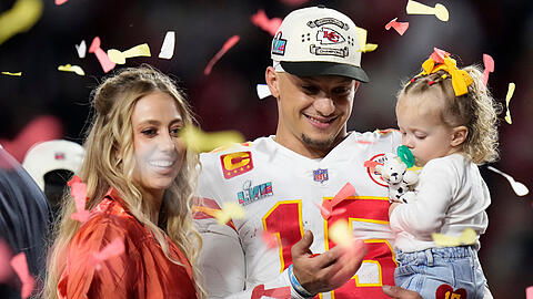 Chiefs-Quarterback Patrick Mahomes feiert mit seiner Frau Brittany (l.) und Tochter Sterling Skye.