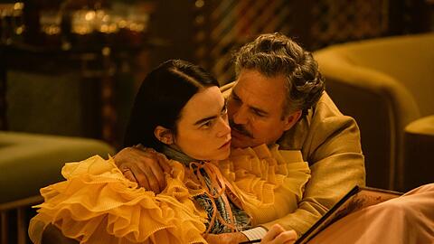 Er macht die Rechnung ohne sie: Emma Stone and Mark Ruffalo in "Poor Things".