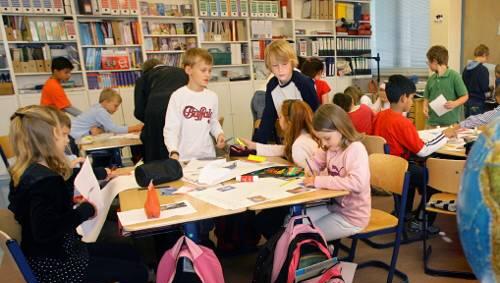 Viertklässler im Unterricht: In Zukunft soll in der fünften Klasse nochmal geprüft werden, ob die Kinder in der richtigen Schulform sind. Viertklässler im Unterricht: In Zukunft soll in der fünften Klasse nochmal geprüft werden, ob die Kinder in der richtigen Schulform sind.