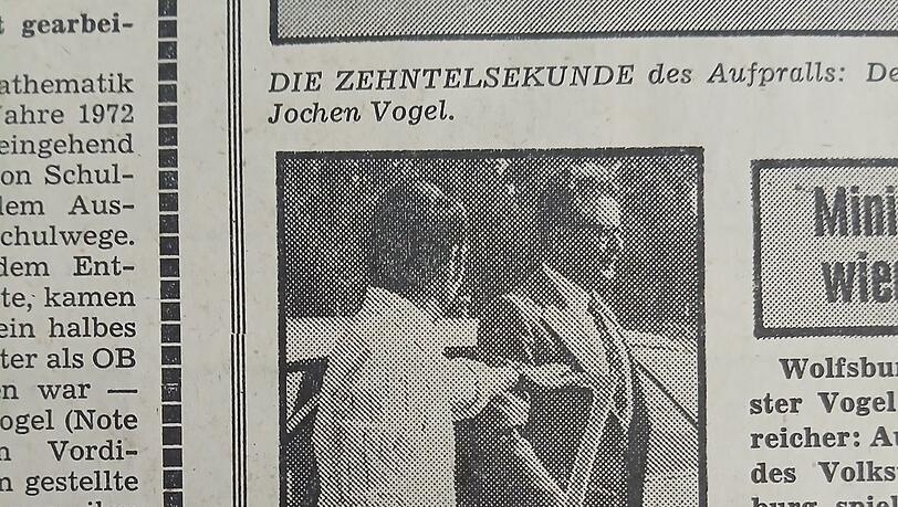 Hans-Jochen Vogel steigt aus dem Crash-Golf. Hans-Jochen Vogel steigt aus dem Crash-Golf.