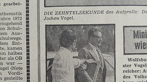 Hans-Jochen Vogel steigt aus dem Crash-Golf.