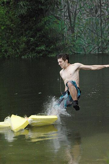 Unsere vier VIP-Camper müssen sich bei der heutigen Dschungelprüfung mit einer Liane über ein See schwingen. Sie müssen auf einem auf der Wasseroberfläche schwimmenden Stern landen, sodass der auseinanderbricht.
