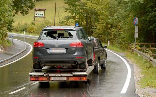 Wilderer schießt scharf: Ein Auto mit zerbrochener Scheibe wird abtransportiert.