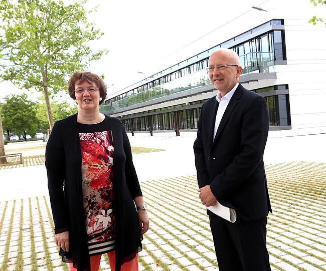 Münchens Bürgermeisterin Christine Strobl (SPD) und Stadtschulrat Rainer Schweppe vor dem neuen Truderinger Gymnasium.