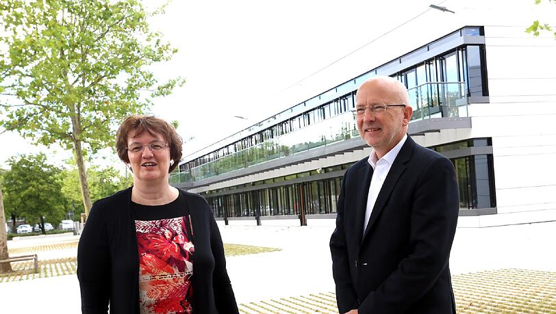Münchens Bürgermeisterin Christine Strobl (SPD) und Stadtschulrat Rainer Schweppe vor dem neuen Truderinger Gymnasium. Münchens Bürgermeisterin Christine Strobl (SPD) und Stadtschulrat Rainer Schweppe vor dem neuen Truderinger Gymnasium.