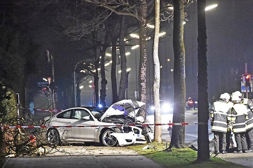 Das bittere Ende des riskanten Anfahrmanövers: Der BMW M4 liegt völlig demoliert an einem Baum in der Ifflandstraße.