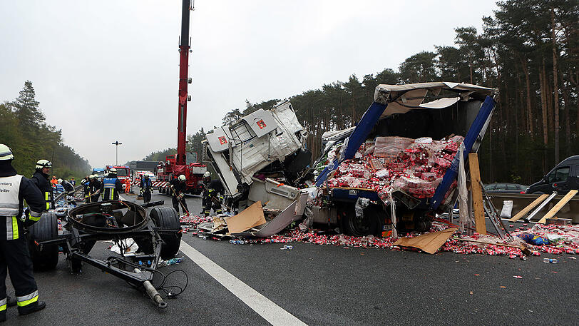 Bei einem schweren Lkw-Unfall auf der A6 behinderten dreiste Gaffer die Rettungsmaßnahmen massiv. Die Bilder von der Unfallstelle.