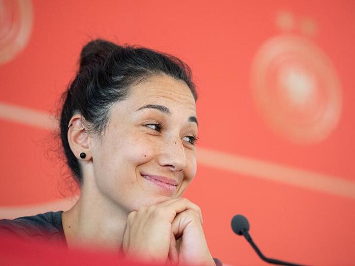 Innenverteidigerin Sara Doorsoun bei der Pressekonferenz.