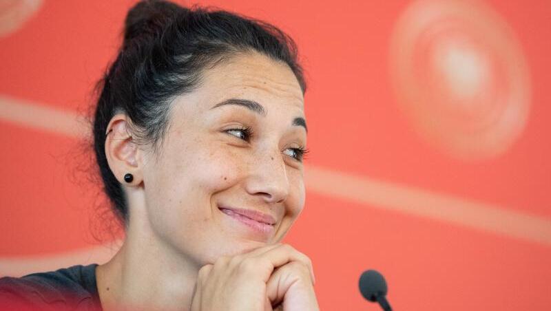 Innenverteidigerin Sara Doorsoun bei der Pressekonferenz. Innenverteidigerin Sara Doorsoun bei der Pressekonferenz.