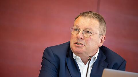 Am 9. September wehrte sich der CSU-Abgeordnete Ernst Weidenbusch im Rahmen einer Pressekonferenz im Landtag gegen Oppositionsvorwürfe wegen hoher Honorarzahlungen der Bayerischen Landesbank.