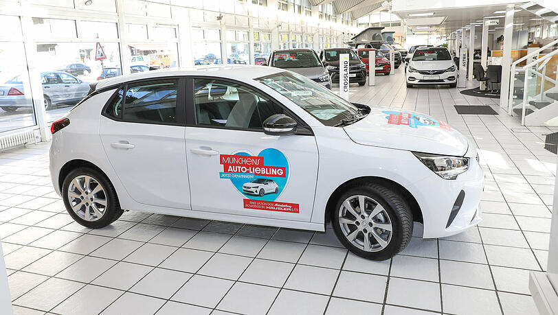 Das ist Mariannes Preis: der Opel Corsa (Kraftstoffverbrauch: innerorts: 4,8 l / 100km, außerorts: 3,6 l/ 100km, kombiniert: 4,1 /100km;
CO2-Emission kombiniert: 93 g/km; CO2-Effizienzklasse: A). Das ist Mariannes Preis: der Opel Corsa (Kraftstoffverbrauch: innerorts: 4,8 l / 100km, außerorts: 3,6 l/ 100km, kombiniert: 4,1 /100km;
CO2-Emission kombiniert: 93 g/km; CO2-Effizienzklasse: A).