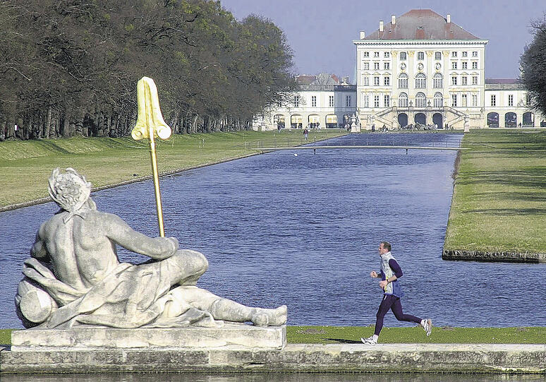Da schaut der Flussgott: Dem pressiert's aber, dem Jogger.