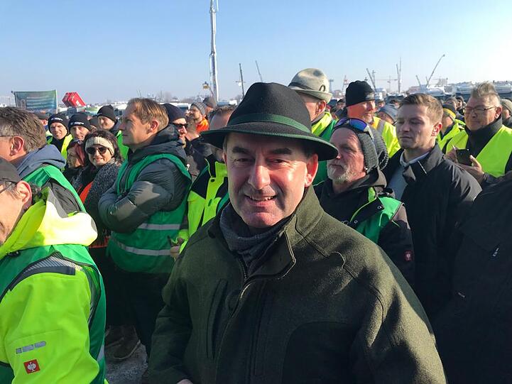 Freie-Wähler-Chef Hubert Aiwanger ist bereits auch schon auf der Theresienwiese eingetroffen und wurde mit "Hubsi!!!"- und "Bravo"-Rufen begrüßt.