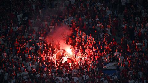 Vor und während des EM-Spiels in München zündeten serbische Fans unerlaubt Pyrotechnik - es kam zu Auseinandersetzungen mit der Polizei.