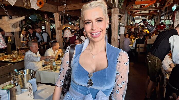 Verena Kerth ist schon am ersten Oktoberfest-Tag auf der Wiesn unterwegs.