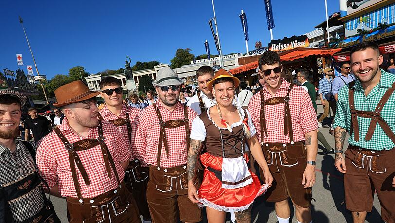 Eine Gruppe Touristen auf dem Oktoberfest.