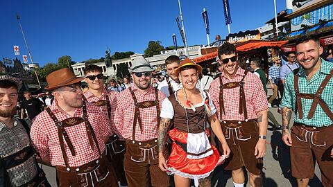 Eine Gruppe Touristen auf dem Oktoberfest.