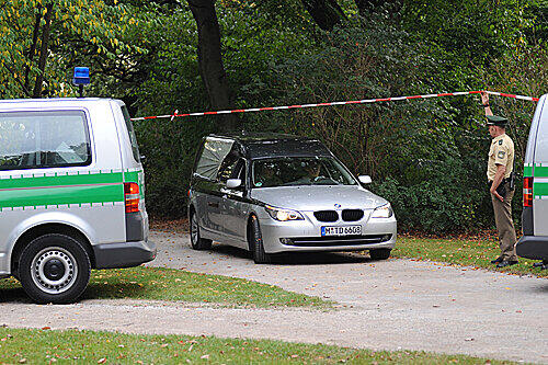 Wie der Spaziergänger der Polizei mitgeteilt hatte, sei er diesen Weg regelmäßig gegangen. Am Montagabend hatte der Hund noch nicht angeschlagen.