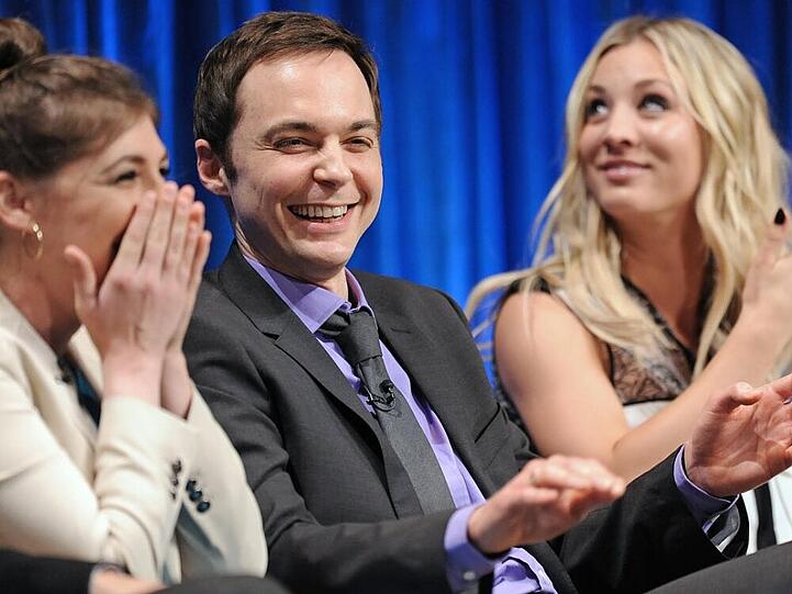 Mayim Bialik (links), Jim Parsons und Kaley Couco haben gut lachen