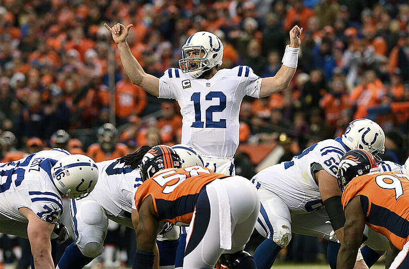 Der Quarterback der Indianapolis Colts Andrew Luck (Nr. 12) gewann mit seinem Team beim Vizemeister Denver Broncos.