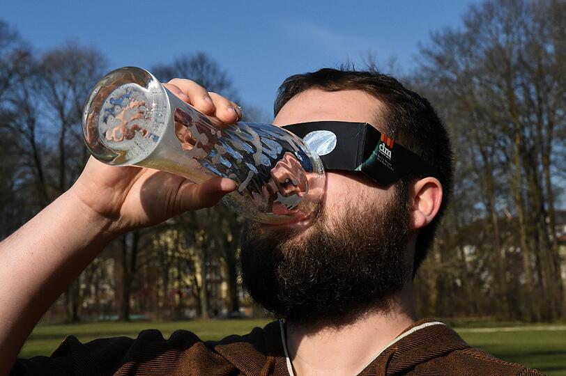 Bei dem schönen Wetter und diesem Ereignis kann man sich im Englischen Garten auch mal ein Bierchen gönnen.