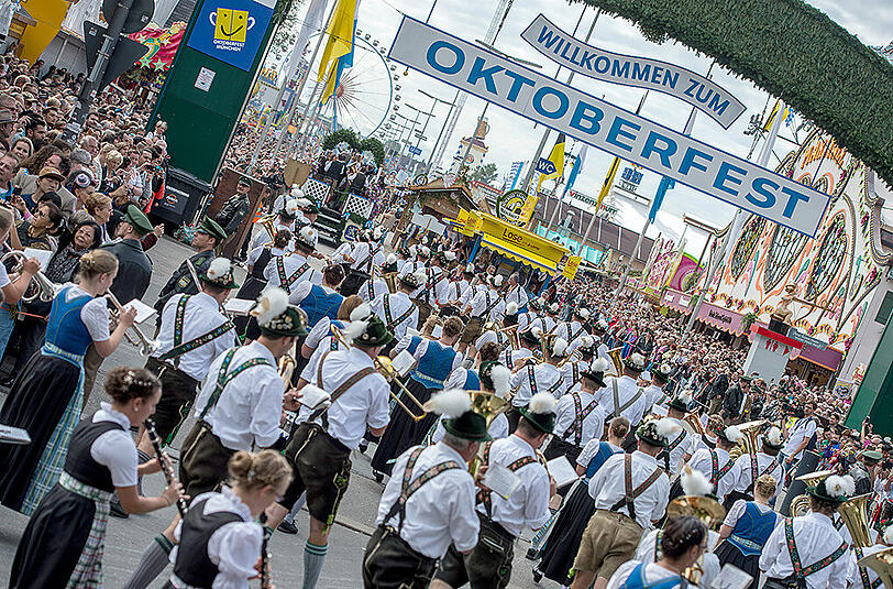 Gehört zur Wiesn dazu, wie die Maß Bier: Der Umzug der Wiesnwirte auf die Theresienwiese.