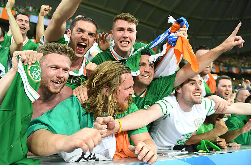 Irland:  Das also sind sie, die "Boys in Green". Die irischen Fans sorgen für Stimmung.