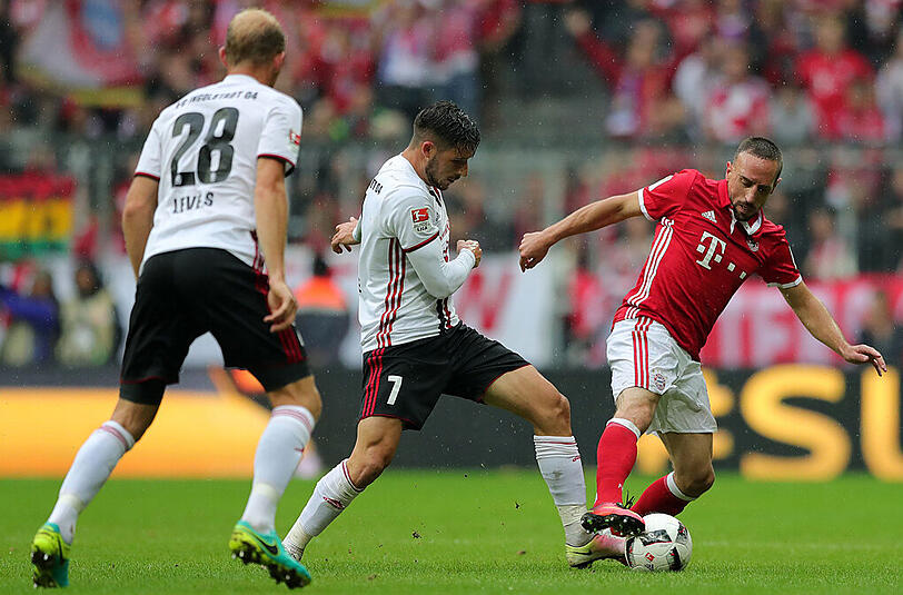 Franck Ribéry: Note 2. Der Agilste und Aktivste der Anfangsviertelstunde, wollte die Gäste wohl über links im Alleingang aufmischen. Viele Dribblings, viel Risiko, aber auch viel Torgefahr. Steckte den Ball vor dem 1:0 zu Lewandowski durch. Auch vor dem 2:1 mit schlauer Ablage auf Alonso. Dritter Assist vor dem 3:1 durch Rafinha. Gut für die persönliche Statistik.