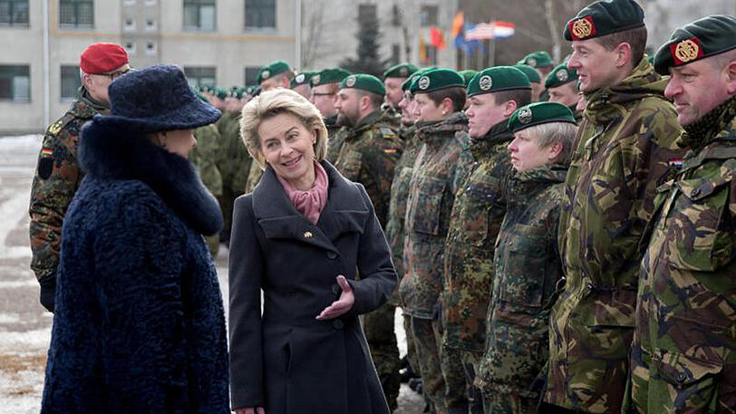 Verteidigungsministerin von der Leyen (M) und die litauische Präsidentin Grybauskaite begrüßen in Rukla Bundeswehrsoldaten und Soldaten des multinationalen Gefechtsverbandes.