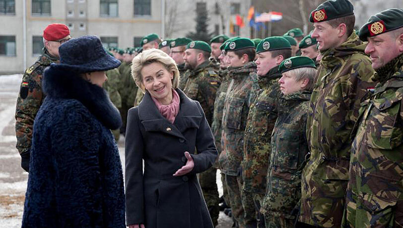 Verteidigungsministerin von der Leyen (M) und die litauische Präsidentin Grybauskaite begrüßen in Rukla Bundeswehrsoldaten und Soldaten des multinationalen Gefechtsverbandes. Verteidigungsministerin von der Leyen (M) und die litauische Präsidentin Grybauskaite begrüßen in Rukla Bundeswehrsoldaten und Soldaten des multinationalen Gefechtsverbandes.
