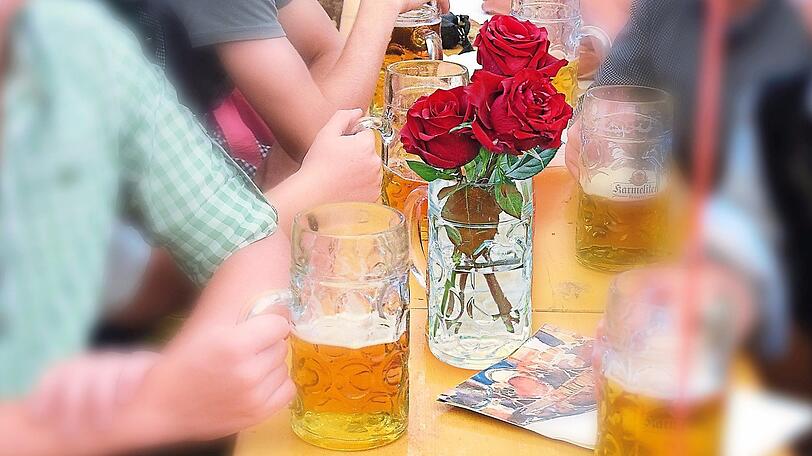 Einmal hat ihm ein Betrunkener drei Rosen in die Wasser-Mass gestellt, erzählt Markus. Sowas trinke man nicht am Volksfest. Markus hat darüber gelacht.