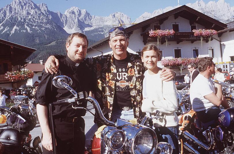 Maximilian_Krückl als Pfarrer Friedel in "Wilder Kaiser - Das Duell" mit Wolfgang Fierek (M.)