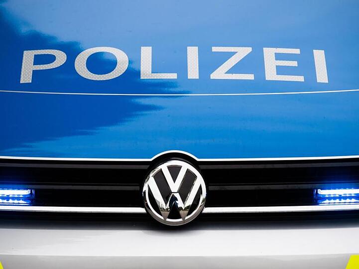 Ein Blaulicht leuchtet an einer Polizeistreife. Foto: Lino Mirgeler/dpa/Symbolbild
