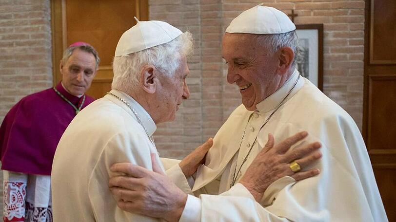 Benedikt und Franziskus bei einem Treffen.