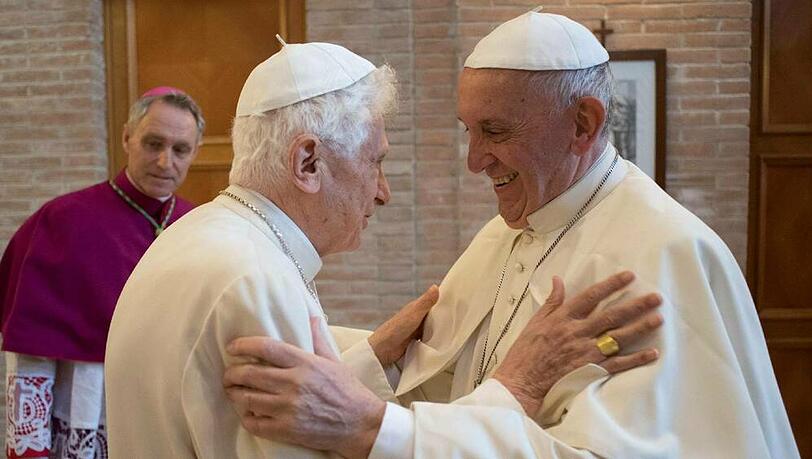 Benedikt und Franziskus bei einem Treffen. Benedikt und Franziskus bei einem Treffen.