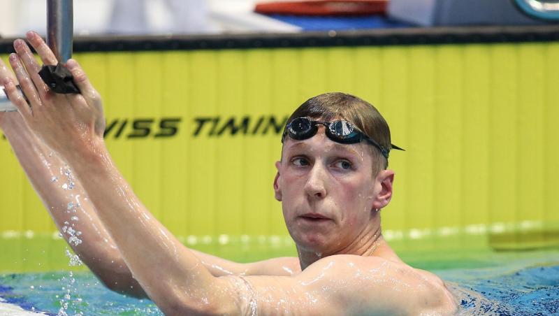 Florian Wellbrock steigt aus dem Becken.