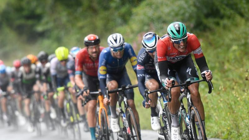 Nils Politt (r) aus Deutschland vom Team Bora-Hansgrohe im Roten Trikot des Gesamtführenden führt das Feld an.