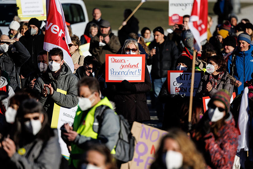 Bei den Protestkundgebungen in München, Nürnberg, Fürth, Erlangen, Augsburg, Landshut und Regensburg gab es nach Verdi-Angaben insgesamt rund 2.300 Teilnehmer.