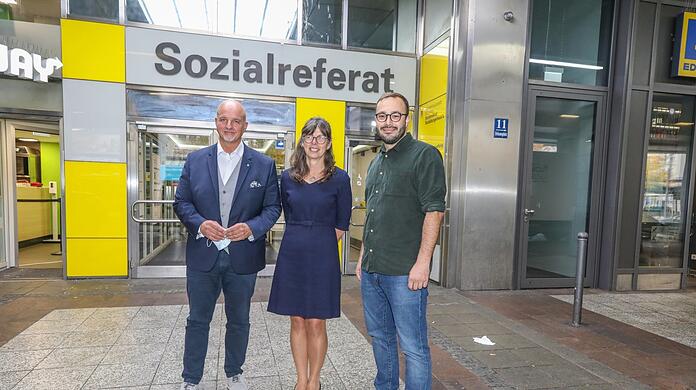 Von links: Christian Biller (Leitung Jobcenter), Sibylle Steinhuber (Leitung Sozialbürgerhaus Soziales) und Christian Köning vor dem Eingang des Bürgerhauses. Besonders dieser Bereich soll einladender und übersichtlicher gestaltet werden.