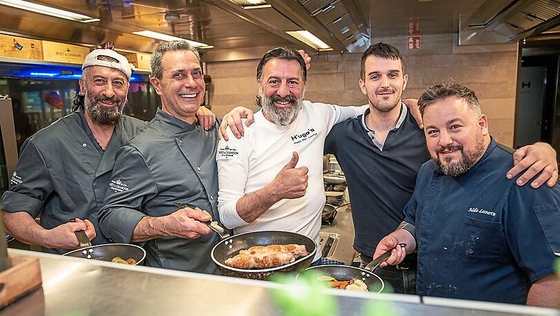 Der Chef mit seinen neuen Chefköchen: Ugo Crocamo (M.) mit Antonio Crocamo, Claudio Visintin, Aga Sanel (Pizzateam-Chef) und Aldo Lanotte. Der Chef mit seinen neuen Chefköchen: Ugo Crocamo (M.) mit Antonio Crocamo, Claudio Visintin, Aga Sanel (Pizzateam-Chef) und Aldo Lanotte.